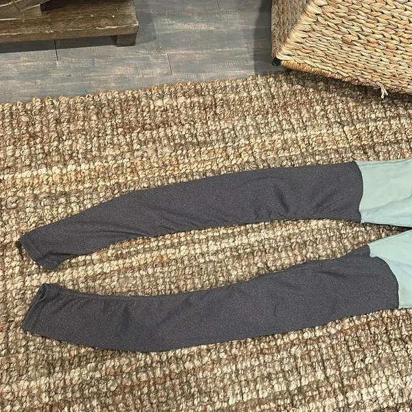 ALO Two Toned Grey Green Ribbed Workout Leggings Size Small - Image 4