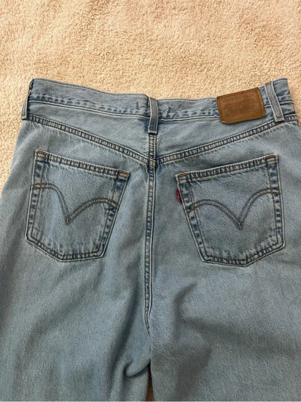 Levi Premium Ribcage Wide leg light wash in size 31 - Image 8