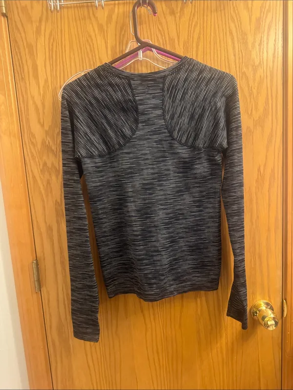 Athleta Black Heathered Long-Sleeve Performance Tee - Image 4