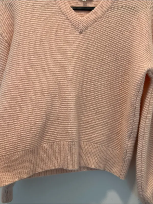 Madewell 100% cashmere V-Neck Sweater size s - Image 2