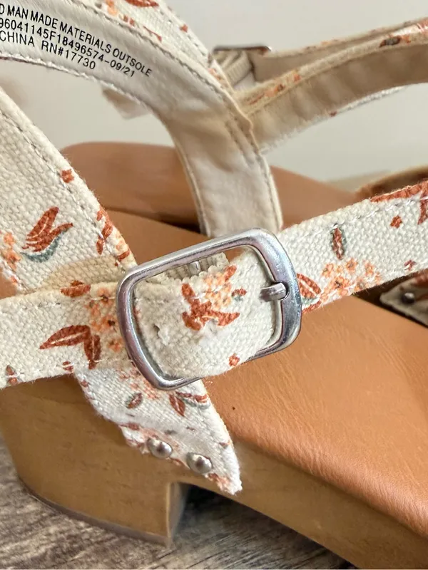 Universal Thread Faux Wood Clog Sandals Women’s Size 9.5 Floral Buckle Boho - Image 2