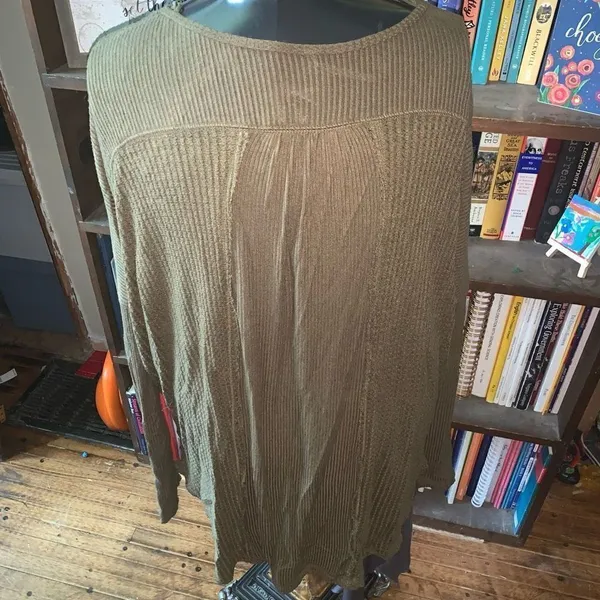 Free People olive green waffle oversized cozy M elevated basics top - Image 4