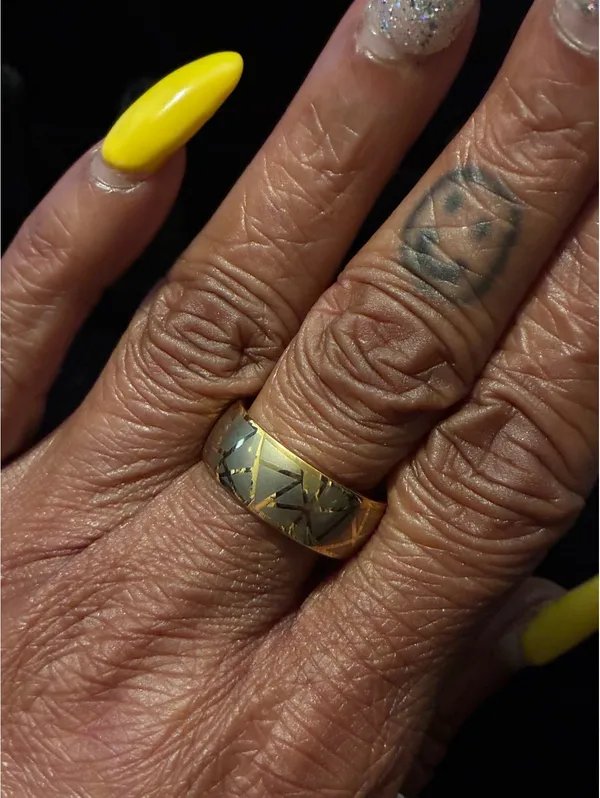 Gold-tone Geometric Shattered Ice Pattern Band Ring Sz 8.25 - Image 4