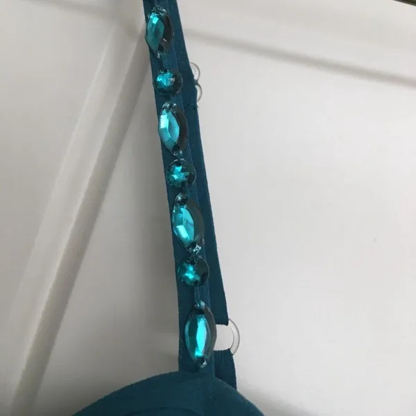 Vintage Y2K Bebe Teal Silk Pleated Cami Top Jeweled Brooch NWT Small - Image 2