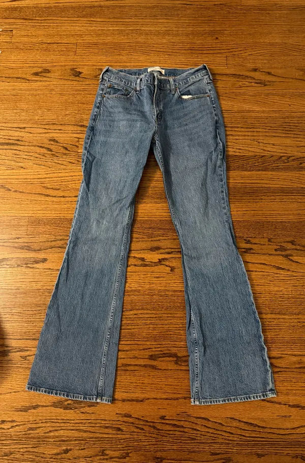 Mid-Rise Bootcut Abercrombie Jean - Image 4