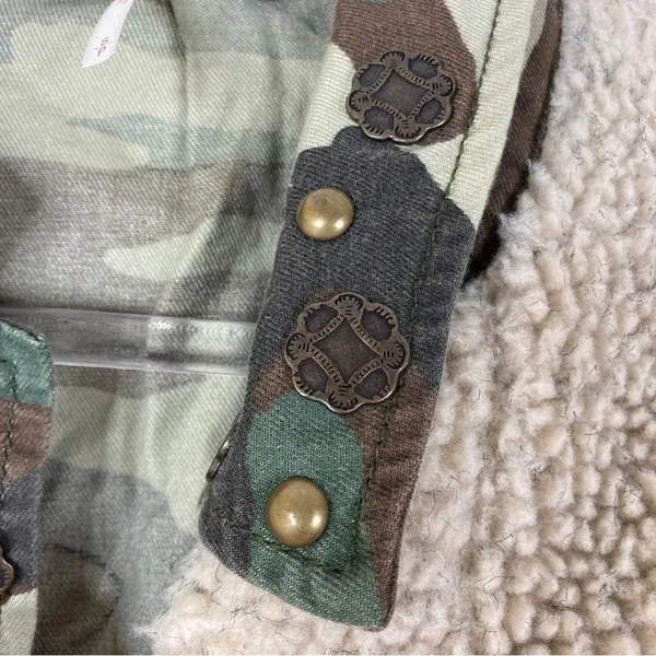 Free People Tan Camouflage Sherpa Jacket Toggle Button Cotton Womens Small - Image 2