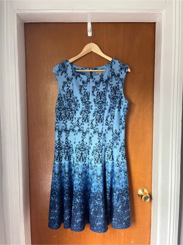 • 2 woman’s sleeveless patterned dresses• Blue Size L - Image 2