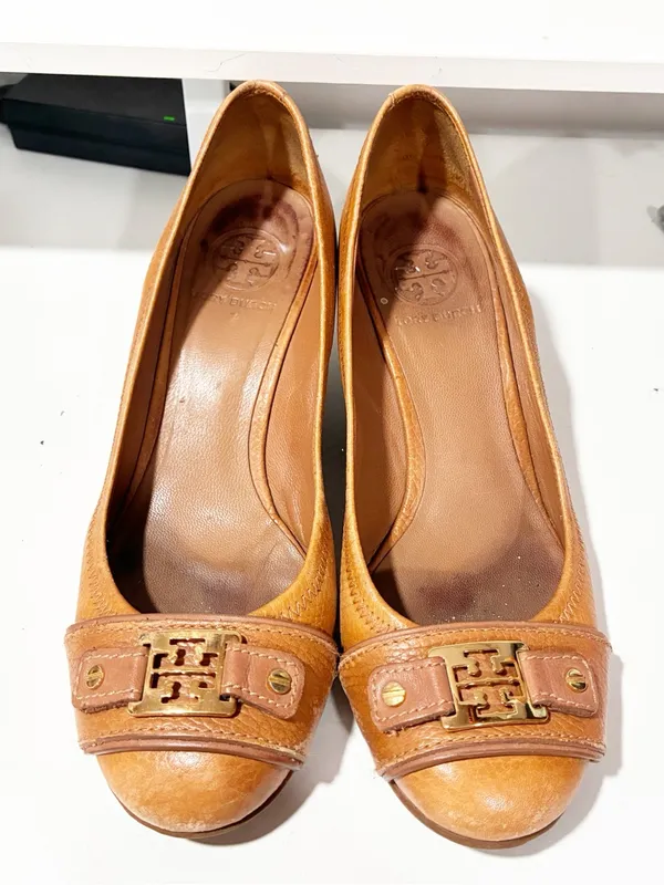 Tory Burch Womens Carnell Peep Toe Wedge Heel Leather Logo Buckle Brown Size 8.5 - Image 2