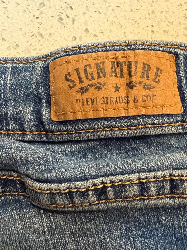 Levi's Blue Signature Denim Jeans with Interior Brand Label - Image 3