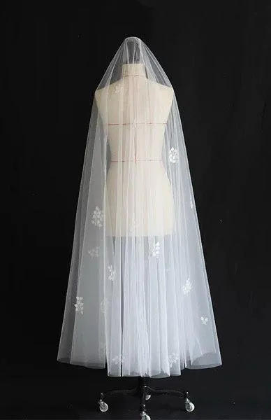 NEW IN BOX White Bridal Wedding Lace Floral Veil - Image 2