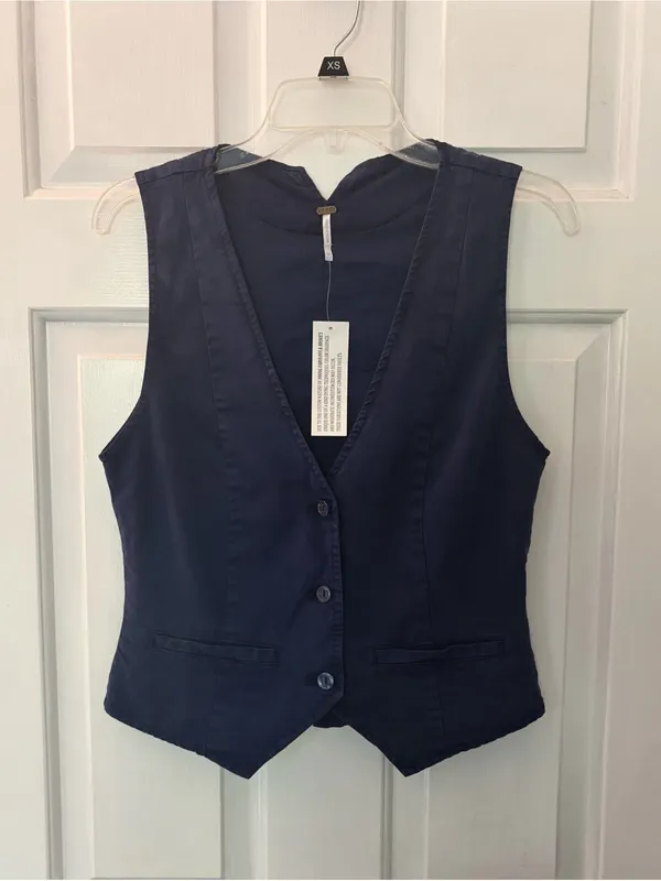 NWT Young Fabulous Broke Veda Navy Tailored Button Front Sleeveless Vest Top - Image 4