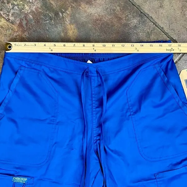 New! NWT Cherokee Workwear Modern Classic Pull-on Cargo Scrubs Medium - Image 2