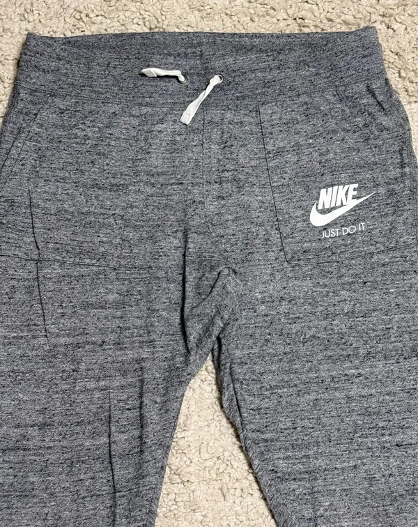 Women’s Nike Gym vintage Capri lightweight sweatpants size Large - Image 3