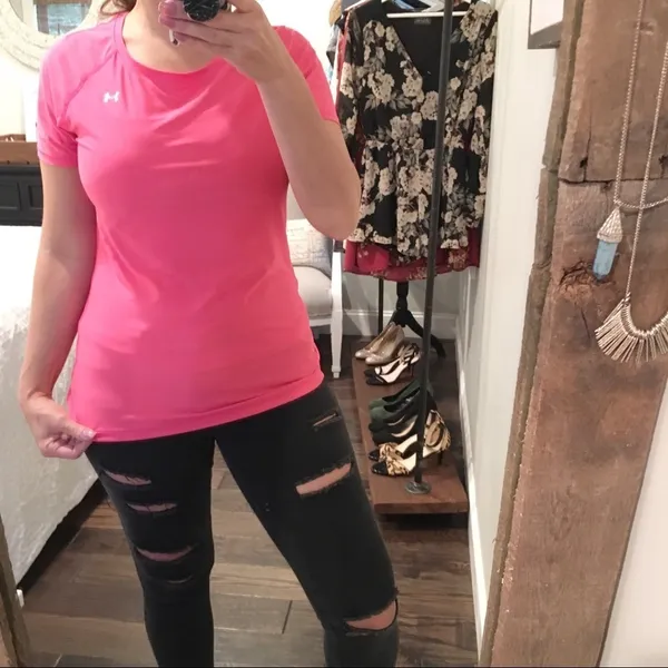 Under Armour medium pink fitted heat-gear gym top - Image 5