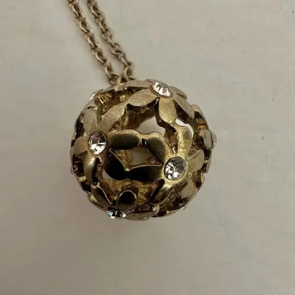 Guess flower ball rhinestone pendant necklace - Image 3
