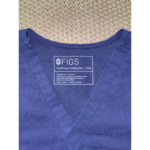 FIGS Women's Technical Collection Scrub Top Blue Short Sleeve V Neck Sz 2XS - Image 4