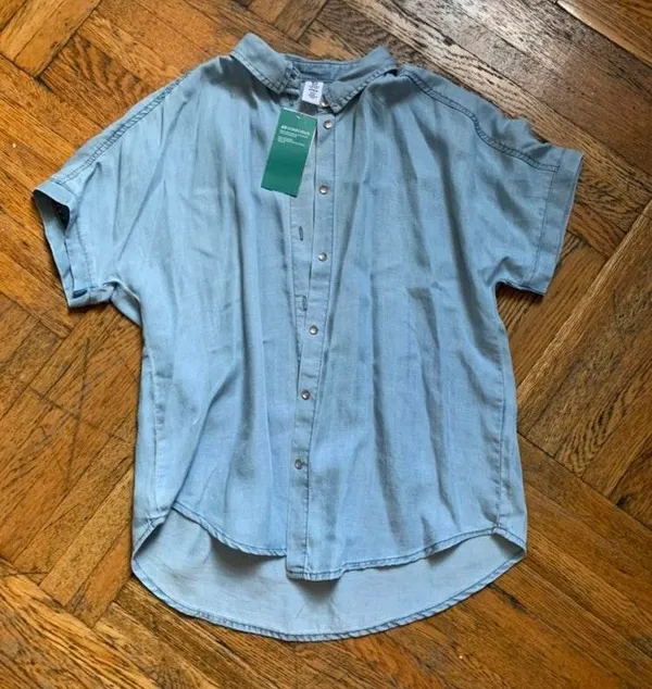 H&M Light wash denim button down shirt - Image 3