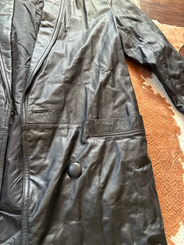 Vintage Black leather Rock Creek trench coat size small The outer shell is 100% genuine leather The lining in Nylon! Missing 1 button on the right side in pictures 1-4 not noticeable or even a snag there!!! - Image 4