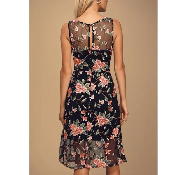 NWT Lulus Headliner Floral Embroidered Sleeveless Midi Dress‎ Size MEDIUM - Image 3