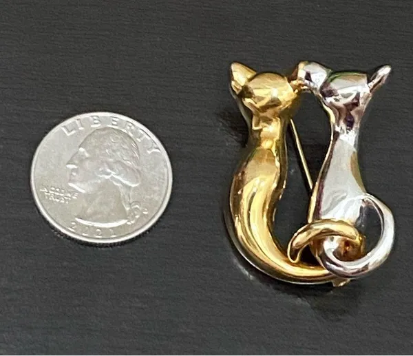 Vintage PUCCINI Signed Two-tone Gold/Silver Polished Sitting Together Cat Brooch - Image 4