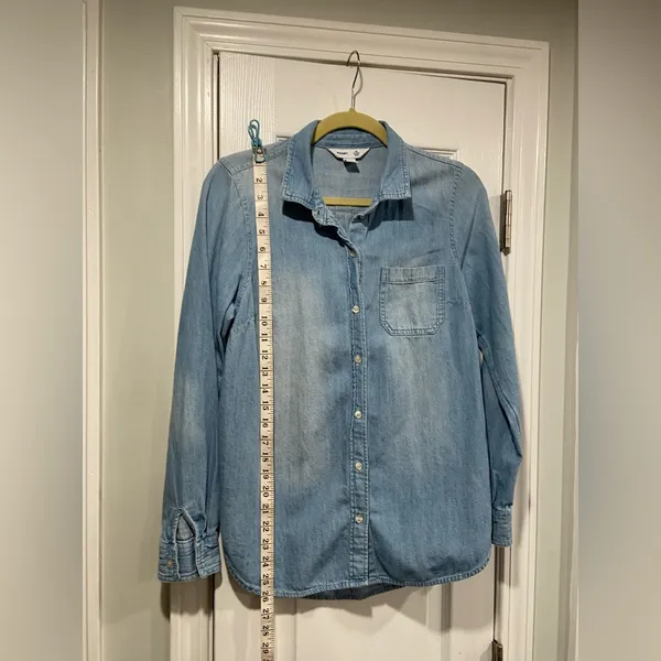 Old Navy Size M The Classic Shirt Light Wash Denim Jean Button Down Collared - Image 4