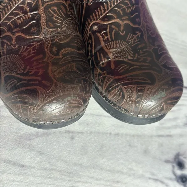 Dansko Professional Tooled‎ Leather Clogs Sz 38 EU (7.5/8 US) Brown Nurse Shoes - Image 3