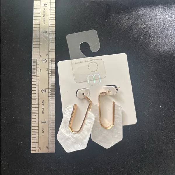Gold and White Dangle Earrings Size 30 - Image 4