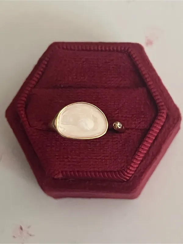 Gold Ring with White Mother-of-Pearl Oval Stone Size 6 - Image 3