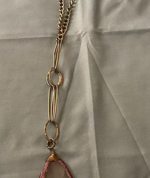 26” Gold Tone Chain Necklace Sliced Agate Stone Pendant White Pink Edge 3.5”H - Image 5