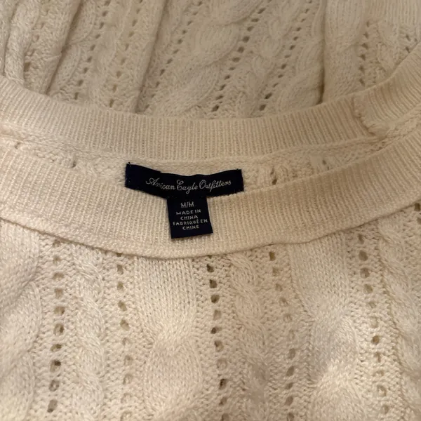 American eagle outfitters Size: medium White cable knit sweater Small stain in front shown in photo #preppy - Image 3