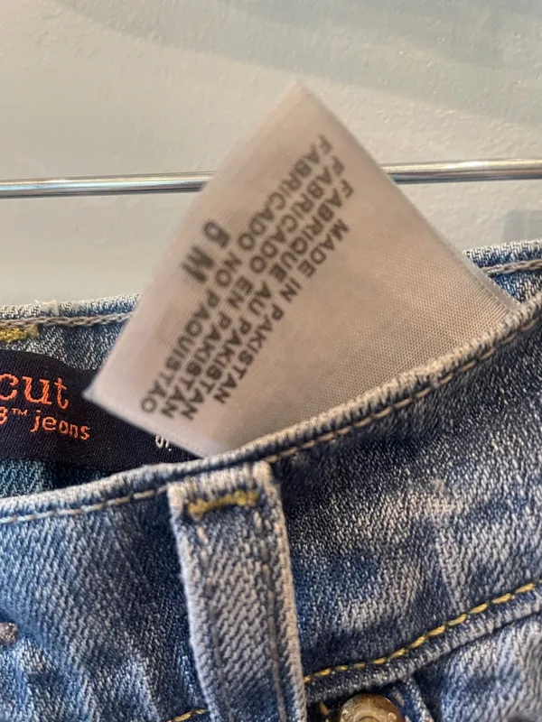 Classic Light Wash Women’s Jeans - Levi’s curvy cut size 5 - Image 5