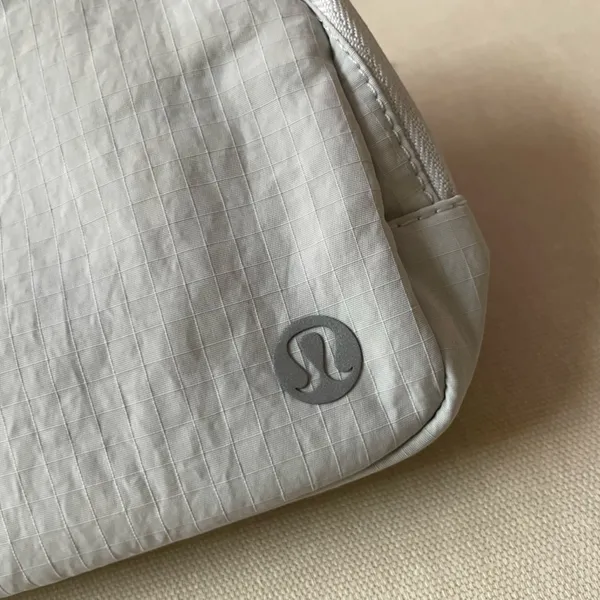 Lululemon Everywhere Belt Bag Ripstop - Silver Drop - Image 2