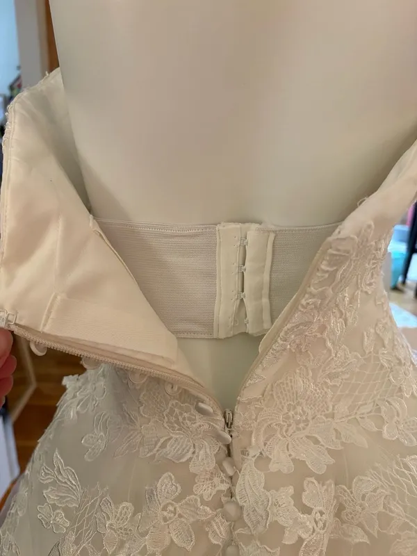 Classic Ivory Strapless Lace & Tulle Wedding Dress - Image 9