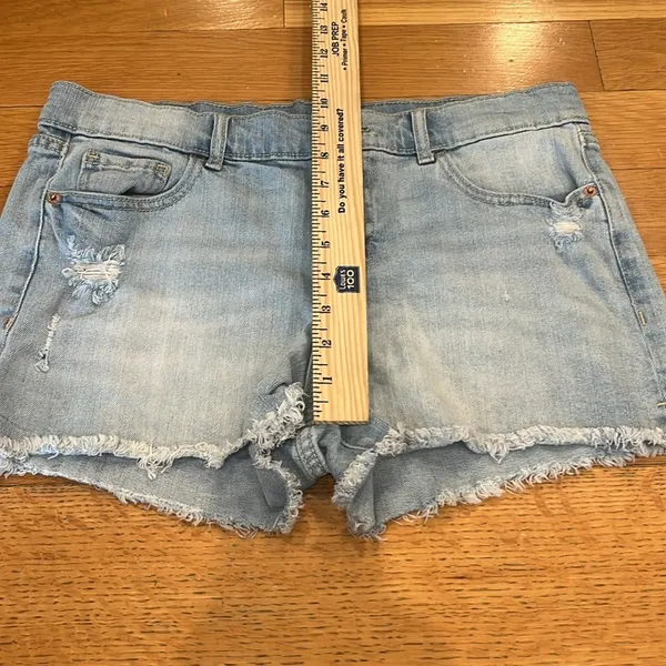 Old navy women’s distressed boyfriends Jean short size 8. - Image 3