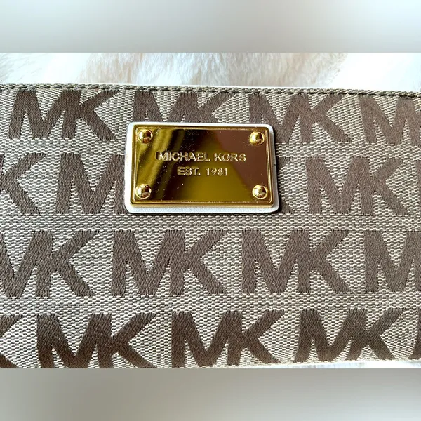 Michael Kors zip around wallet 💵💷💶💰 - Image 11