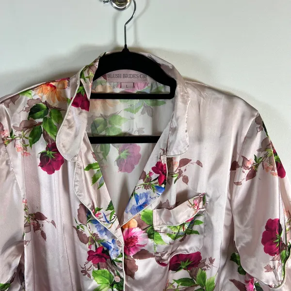 Blush Brides Co.‎ Women's Size L Floral Satin Pajama Top Short Sleeve Button Up - Image 2