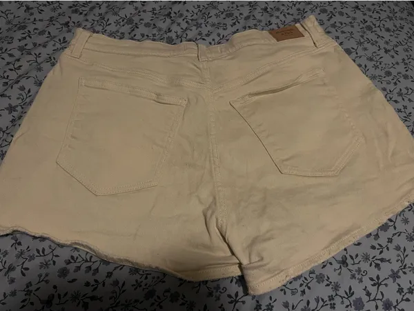 Abercrombie & Fitch Cream Denim Mom Shorts Curve Love Denim - Image 3