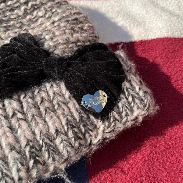 Betsey Johnson knit knitted black velvet bow beanie hat with a silver heart - Image 2