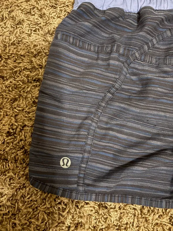 LuLuLemon Tracker Shorts Size 6 Gray Purple LIned Zip Pocket Elastic Waistband - Image 3