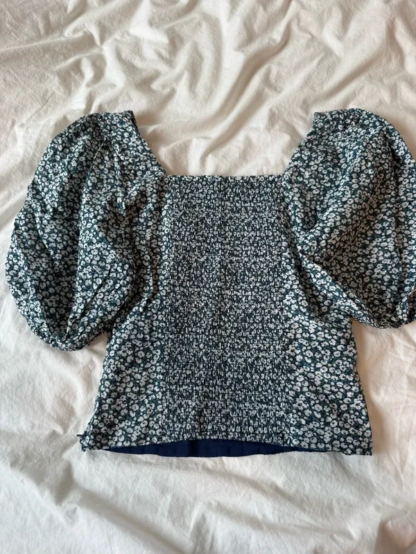 Abercrombie Floral Navy Puff Sleeve Top - Image 3