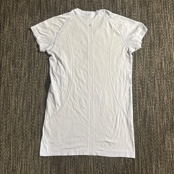 Lululemon Swiftly Tech Short Sleeve Crew Lavender Dusk Mesh Silverescent Size 8 - Image 2