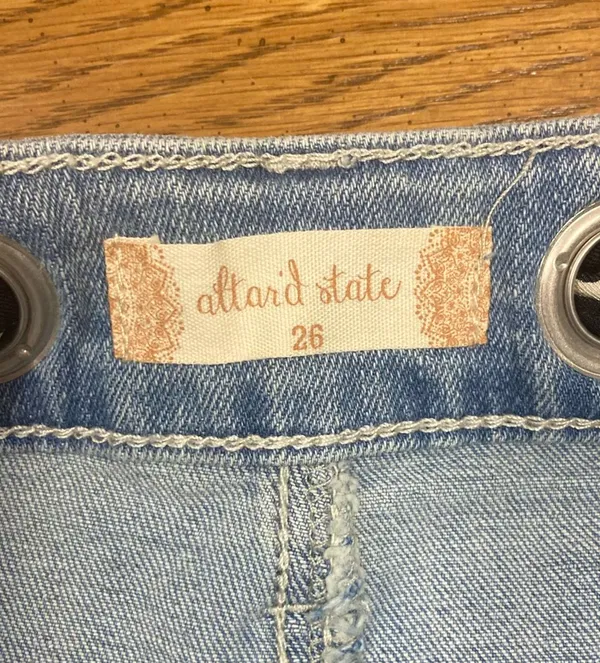 Altar'd State Mid Rise Womens Denim Jean Shorts Size 26 Distressed Fabric Belt Light Wash Blue NWT - Image 6