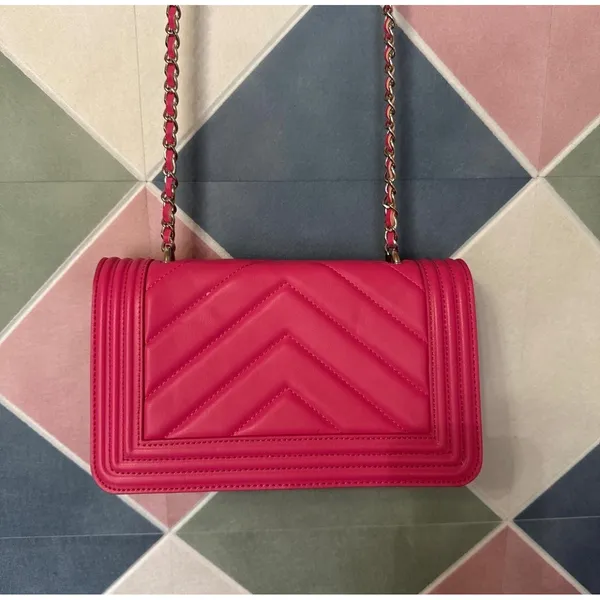 Badgley Mischka Hot Pink Chevron Quilted Crossbody Bag Silver Hardware - Image 5