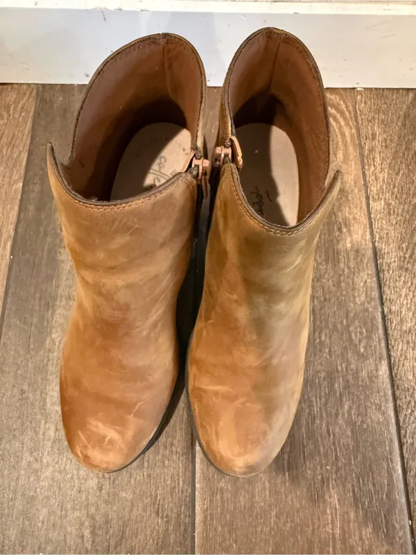 Clarks Boots Women Shoes Brown Leather‎ Ankle Booties Heels Zip Close Size 7.5 - Image 6