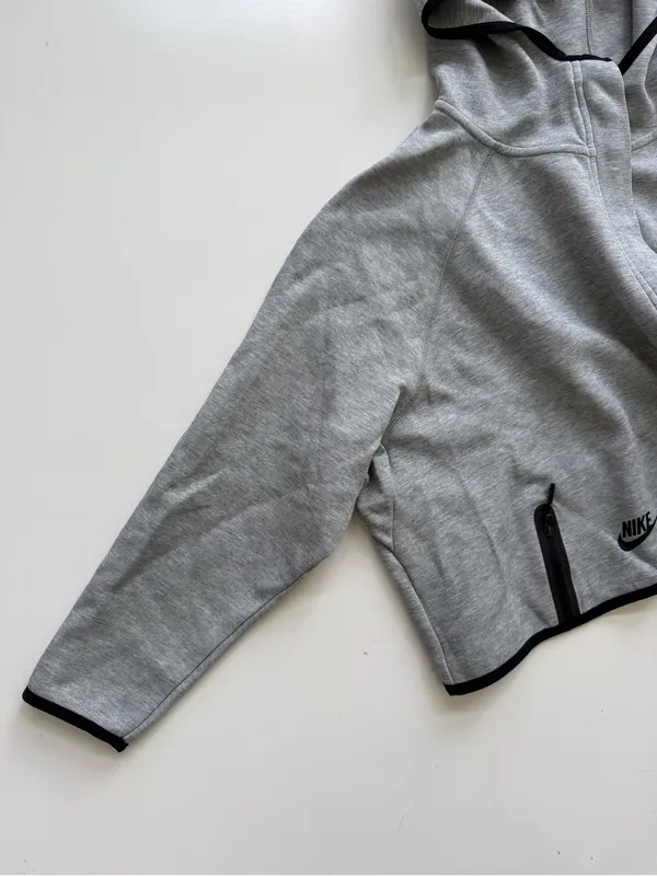 Nike Sportswear Gray Tech Fleece Cape Size Medium - Image 5