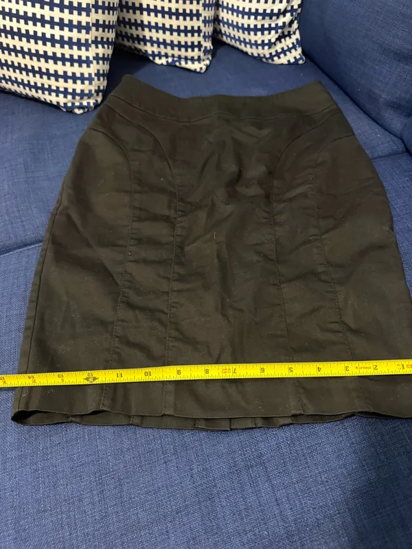 H&M Black midi skirt with stretchy waistband. Size US6 #skirt - Image 3