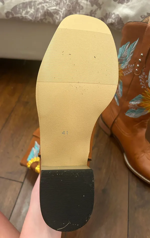 Boots Size 8 - Image 3