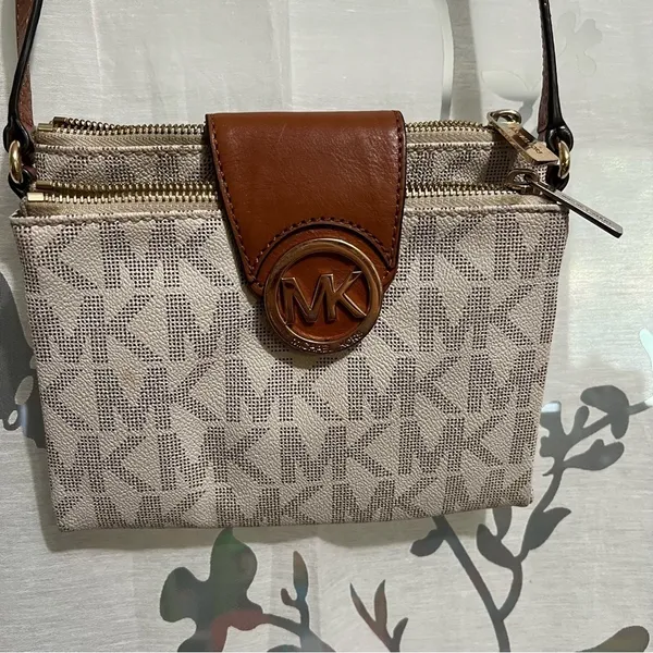 Michael Kors Crossbody - Image 2