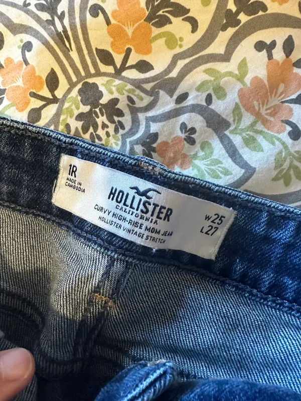 Hollister Curvy High Rise Mom Jeans - Image 2