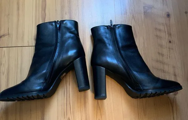 Caramelo Women boots SZ 10 - Image 2